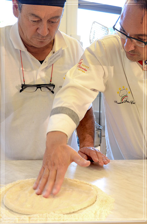 Corso di Pizzaiolo a Firenze: lezione stesura pizza
